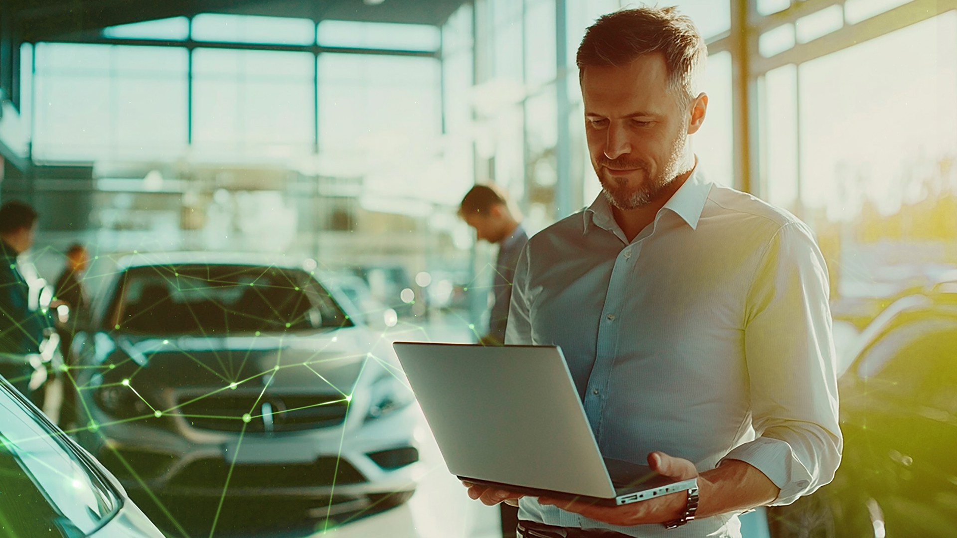 Homem usando laptop em uma concessionária de automóveis, representando a digitalização do processo de vendas e a evolução do papel do vendedor na jornada digital.